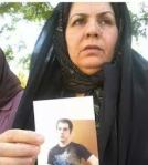  در اعتراض به عدم رسیدگی به وضعیت نگران‌کننده فرزندش مادر حسین رونقی ملکی اعتصاب غذای خود را آغاز کرده است 