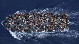400 کشته در یک روز: اروپا امکانات و پول لازم را در اختیار دارد که بتواند پناه جویان را در آب های مدیترانه نجات دهد. اما می گذارد تا آنها غرق شوند. [چرا؟]